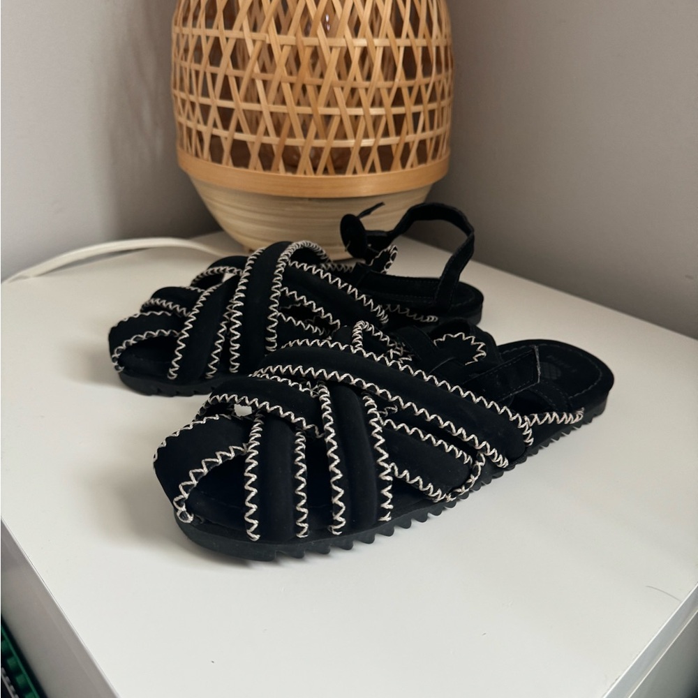 FARM RIO• Anthropologie •Womens Black Zigzag Sandals Vegan Leather Straps size 7